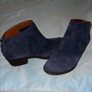 Women’s low heeled booties - Size 7 M